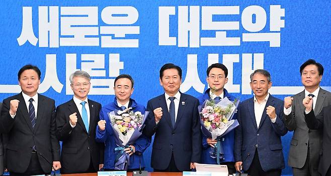 “잘해봅시다” 더불어민주당 정청래 대표(가운데)가 6일 서울 여의도 국회에서 열린 인재영입식에서 6·3 지방선거 및 국회의원 재보궐선거 발탁인재로 영입한 임문영 전 국가인공지능전략위원회 부위원장(왼쪽 세 번째), 박지원 최고위원(〃 다섯 번째) 등과 기념 촬영하고 있다. 민주당은 박 최고위원을 전북 군산·김제·부안을, 임 전 부위원장을 광주 광산을 재보선에 각각 전략공천했다.허정호 선임기자