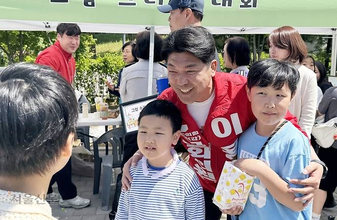 어린이날 ‘동심 잡기’ - 5일 6·3 지방선거 경기 하남갑 국회의원 보궐 후보들이 지역 행사에 각각 참석해 지지를 호소헀다. 이용 국민의힘 후보가 감일문화공원에서 열린 행사에서 아이들과 기념 촬영을 하는 모습. 강동용 기자