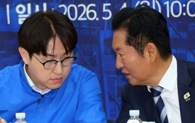 더불어민주당 정청래 대표가 4일 오전 부산항 국제전시컨벤션센터에서 열린 부산 현장 최고위원회에서 하정우 북갑 보궐선거 예비후보와 대화하고 있다. 2026.5.4 연합뉴스