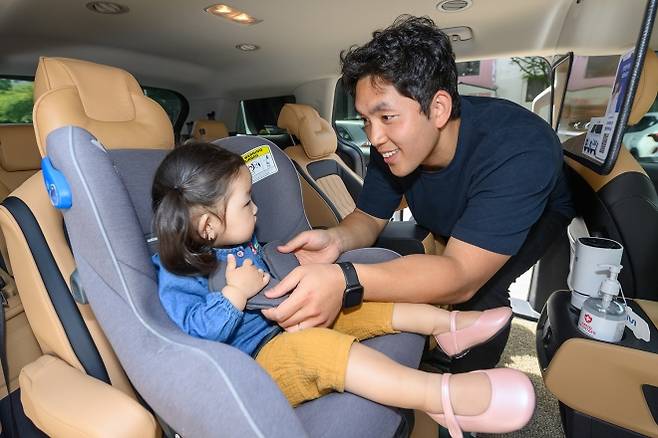 양천구 ‘양천아이사랑택시’를 이용하는 구민 가족 모습. 양천구 제공