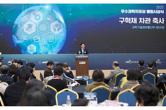 구혁채 과학기술정보통신부 제1차관이 2025년 12월 18일 오후 서울 강남구 한국과학기술회관에서 열린 ‘2025 우수과학자포상 통합시상식’ 에서 한국과학상, 한국공학상, 젊은과학자상, 이달의 과학기술인상, 올해의 최석정상 수상자들과 기념촬영 하고 있다. 사진 제공=과학기술정보통신부