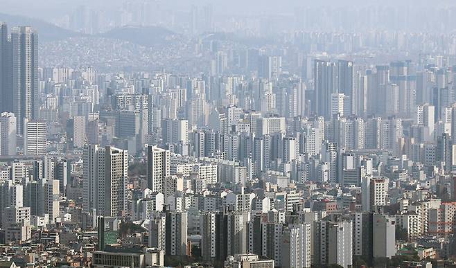 부동산 상속 때는 감정평가를 받는 게 유리할 수 있다. 사진은 서울의 아파트 단지 전경. 뉴스1