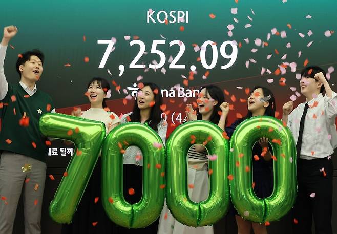 코스피가 7000을 돌파한 6일 서울 중구 하나은행 본점 딜링룸에서 직원들이 축하 세리머니를 하고 있다. ⓒ연합뉴스