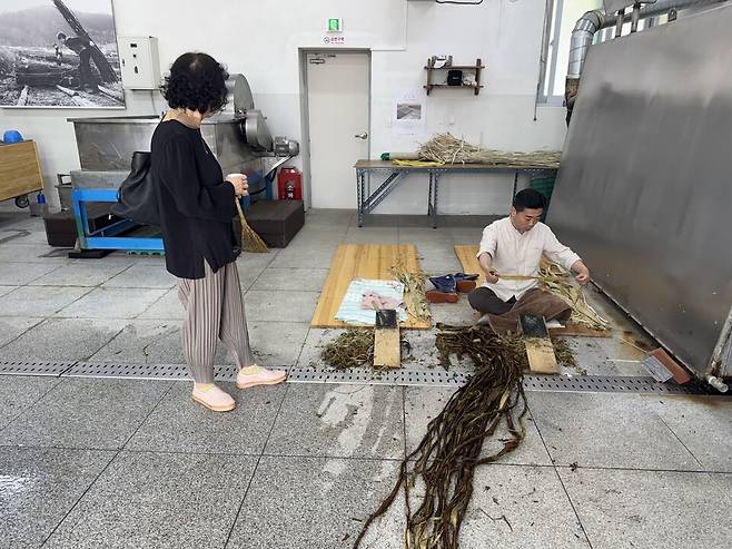 한지 공정과정 중 하나인 백닥 긁기작업을 시연하고 있다. ⓒ문경시 제공