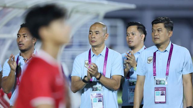▲ 쿠르니아완 드위 율리안토(가운데) 인도네시아 U-17 축구대표팀 감독은 철저한 지공(遲功)과 '두 줄 수비'로 언더독 반란을 완성했다. 볼 점유(39%)를 포기하고 후방을 두껍게 쌓아 중국에 빅찬스를 허용치 않는 전략을 꺼내보였다. 실제 중국은 이날 슈팅 19개를 퍼붓고 기대득점 역시 1.8로 인도네시아에 3배가량 앞섰다. 그러나 빅찬스는 오히려 상대에 0-1로 뒤졌다. 결정적인 찬스를 단 하나도 창출하지 못해 '라인을 완전히 끌어내린' 가루다를 효과적으로 공략하는데 실패했다. ⓒ 인도네시아 '볼라'