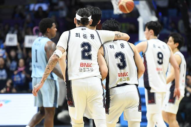 최준용(2번)이 허웅의 목을 감싸고 있다. /사진=KBL 제공