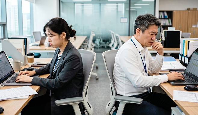 기업 내 인공지능(AI) 도입으로 20대와 40대 간 차이가 점점 선명해지고 있다. 제미나이 생성 이미지