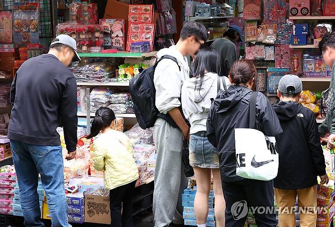 서울 종로구 동대문 완구거리를 찾은 시민들 [연합뉴스 자료사진]