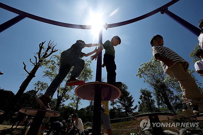 신나는 아이들 (서울=연합뉴스) 김성민 기자 = 어린이날인 5일 서울 광진구 어린이대공원에서 아이들이 놀이기구를 타고 있다. 2026.5.5 ksm7976@yna.co.kr