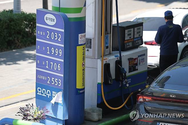 중동 군사적 긴장 고조…브렌트유 5.8%↑ (서울=연합뉴스) 서대연 기자 = 호르무즈 해협을 비롯해 중동 지역의 군사적 긴장이 다시 고조되며 국제유가가 급등한 5일 서울 시내 한 주유소에 유가정보가 표시돼 있다.
    이날 ICE 선물거래소에서 7월 인도분 브렌트유 선물 종가는 배럴당 114.44달러로 전장보다 5.80% 상승했다.  2026.5.5 dwise@yna.co.kr