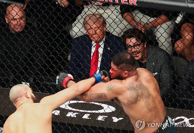 UFC 경기를 맨 앞줄에서 관람하는 도널드 트럼프 미국 대통령 [로이터 연합뉴스 자료사진. 재판매 및 DB 금지]