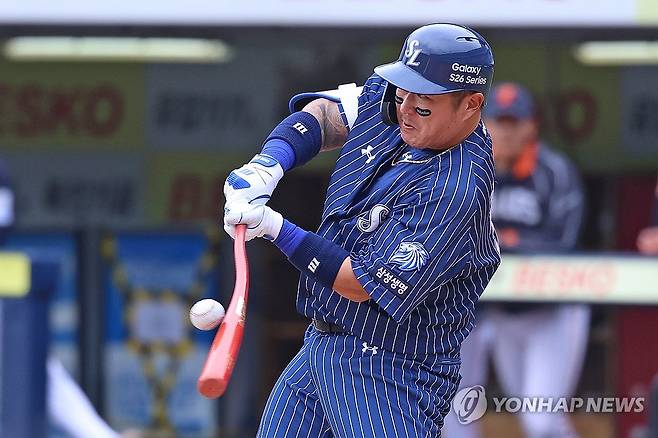최형우, 통산 안타 1위로 (서울=연합뉴스) 프로야구 삼성 라이온즈 '기록의 사나이' 최형우가 통산 최다 안타의 새 주인이 됐다.
    최형우는 3일 대구 삼성라이온즈파크에서 열린 2026 신한 SOL KBO리그 정규시즌 한화 이글스와의 홈경기에 4타수 4안타로 맹활약하며 통산 최다 안타 수를 2천623개로 늘려 손아섭(두산 베어스·2천622개)을 밀어내고 통산 최다 안타 1위로 올라섰다. 사진은 이날 경기에서 타격하는 최형우. 2026.5.3 [삼성 라이온즈 제공. 재판매 및 DB 금지] photo@yna.co.kr