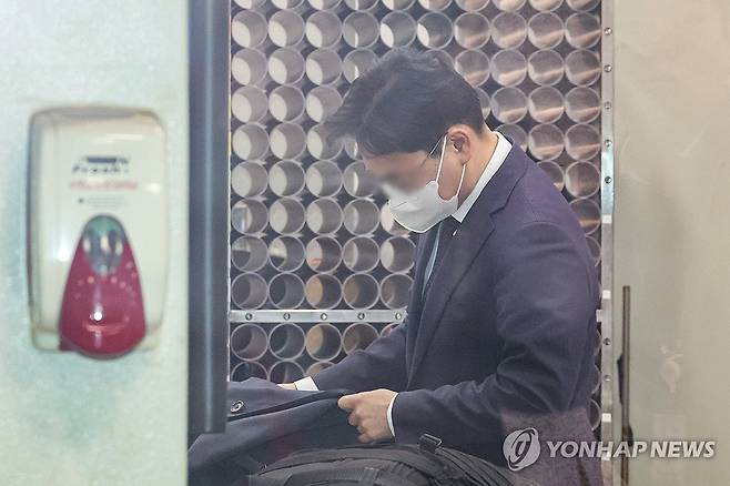 '재판거래 의혹' 부장판사, 영장심사 출석 (서울=연합뉴스) 임화영 기자 = 특정범죄 가중처벌법상 뇌물 수수 혐의를 받는 김모 부장판사가 23일 서울중앙지법에서 열린 구속 전 피의자심문(영장실질심사)에 출석하고 있다.
    고위공직자범죄수사처(공수처)는 지난 18일 지역 로펌 변호사로부터 수천만원 상당의 금품을 받고 재판 편의를 봐준 정황이 드러난 부장판사에 대해 구속영장을 청구했다. 2026.3.23 hwayoung7@yna.co.kr