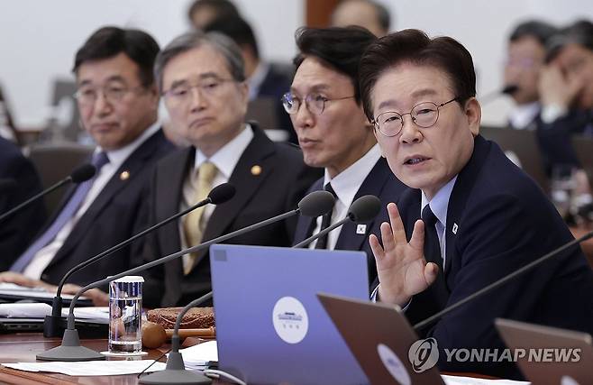 이재명 대통령, 국무회의 발언 (서울=연합뉴스) 한상균 기자 = 이재명 대통령이 6일 청와대에서 열린 국무회의 겸 비상경제점검회의에서 발언하고 있다. 2026.5.6 xyz@yna.co.kr