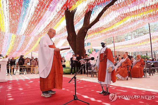 수계증 받는 로봇 스님 가비 (서울=연합뉴스) 김성민 기자 = 6일 서울 종로구 조계사에서 열린 로봇 수계식에서 휴머노이드 로봇 G1 '가비'가 수계증을 받고 있다. 2026.5.6 ksm7976@yna.co.kr