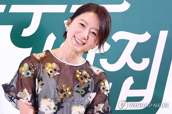 아름다운 김희애 (서울=연합뉴스) 진연수 기자 = 배우 김희애가 6일 서울 중구 커뮤니티하우스 마실에서 열린 쿠팡플레이 새 예능 '봉주르 빵집' 제작발표회에서 포즈를 취하고 있다. 2026.5.6 jin90@yna.co.kr
