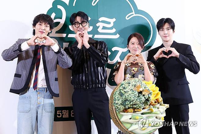 '봉주르 빵집 많이 사랑해주세요' (서울=연합뉴스) 진연수 기자 = 6일 서울 중구 커뮤니티하우스 마실에서 열린 쿠팡플레이 새 예능 '봉주르 빵집' 제작발표회에서 배우 이기택(왼쪽부터), 차승원, 김희애, 김선호가 포즈를 취하고 있다. 2026.5.6 jin90@yna.co.kr