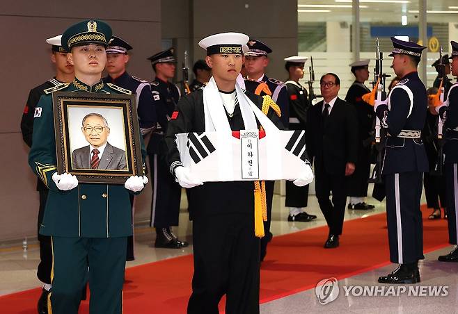 고(故) 이하전 지사 유해 봉환 (영종도=연합뉴스) 신준희 기자 = 지난 2월 미국에서 향년 104세로 타계한 마지막 국외 거주 독립유공자인 고(故) 이하전 지사의 유해가 21일 인천국제공항을 통해 국내로 들어오고 있다.
    이하전 지사의 유해는 다음날인 22일 봉환식을 마치고 대전현충원에 배우자와 함께 영면에 든다. 2026.4.21 hama@yna.co.kr