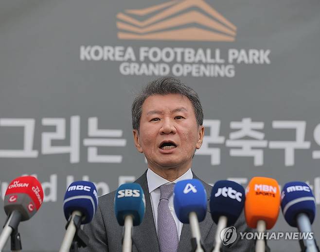 코리아풋볼파크 개관 소감 말하는 정몽규 대한축구협회장 (천안=연합뉴스) 류영석 기자 = 정몽규 대한축구협회장이 7일 공식 개관식이 열리는 충남 천안 코리아풋볼파크에서 취재진을 만나 소감을 말하고 있다. 2026.4.7 ondol@yna.co.kr