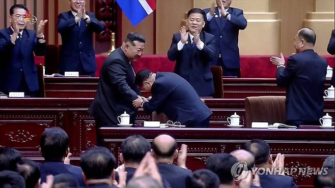 김정은에 허리 숙여 인사하는 최룡해 (서울=연합뉴스) 북한 최룡해 전 최고인민회의 상임위원장이 지난 23일 최고인민회의 제15기 제1차회의에서 김정은 국무위원장에게 허리 숙여 인사하고 있다. [조선중앙TV 화면] 2026.3.24 
    [국내에서만 사용가능. 재배포 금지. For Use Only in the Republic of Korea. No Redistribution] nkphoto@yna.co.kr