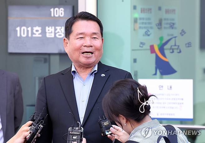 법원 출석한 신경호 강원교육감 [연합뉴스 자료사진]