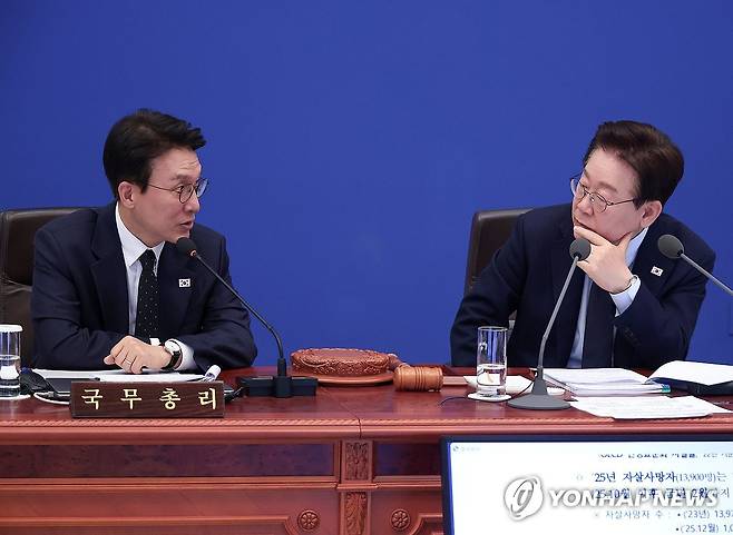 발언 듣는 이재명 대통령 (서울=연합뉴스) 한상균 기자 = 이재명 대통령이 6일 청와대에서 열린 국무회의 겸 비상경제점검회의에서 김민석 국무총리의 발언을 듣고 있다. 2026.5.6 xyz@yna.co.kr