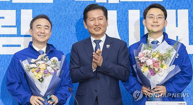 민주당 박지원ㆍ임문영 발탁, 6·3 의원 재보선서 호남 출마 전망 (서울=연합뉴스) 황광모 기자 = 6·3 재보선에서 더불어민주당 후보로 전북 군산·김제·부안을 선거구에 출마할 것으로 예상되는 박지원 최고위원(오른쪽)과 광주광역시 광산을 선거구에 공천이 유력한 임문영 AI전략위원회 상근부위원장(왼쪽)이 6일 국회에서 열린 더불어민주당 인재 영입식에서 정청래 대표와 기념 촬영하고 있다. 2026.5.6 hkmpooh@yna.co.kr