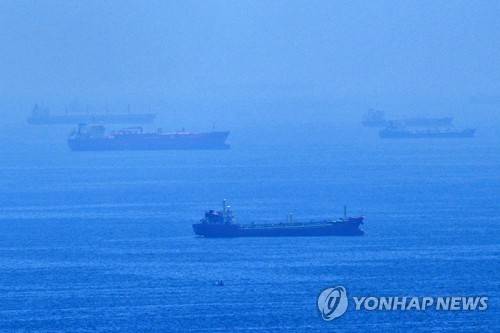 호르무즈 해협에 닻을 내리고 멈춰 있는 선박들 [AP=연합뉴스 자료사진. 재판매 및 DB 금지]