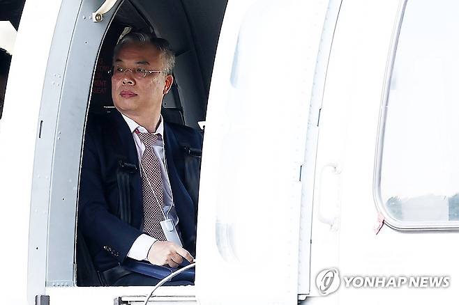헬기 탑승한 권창영 종합특별검사 (과천=연합뉴스) 윤동진 기자 = '3대 특검'(내란·김건희·순직해병) 이후 남은 의혹을 수사하는 권창영 종합특별검사가 6일 연평도 검증영장 집행을 위해 정부과천청사 인근에서 헬기에 탑승해 있다. 2026.5.6 mon@yna.co.kr