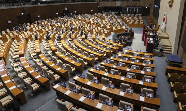 사진은 우원식 국회의장이 7일 국회에서 열린 제435회 국회(임시회) 1차 본회의에서 대한민국 헌법 개정안에 대한 국민의힘 참여를 호소한 뒤 기다리고 있는 모습. 2026.5.7 /연합뉴스