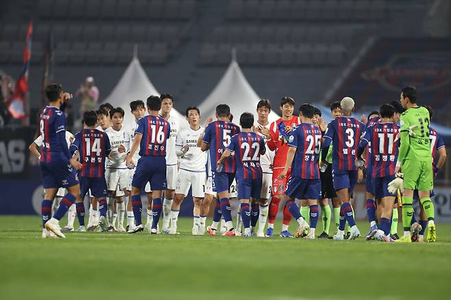 수원종합운동장에서 3일 열린 K리그2 10라운드 수원더비가 끝난후 수원 삼성과 수원FC선수들이 악수를 하고 있다. 사진=한국프로축구연맹