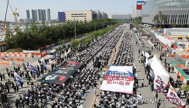 지난달 23일 삼성전자 평택캠퍼스 앞에서 열린 투쟁 결의대회 2026.4.23 [사진=연합뉴스]