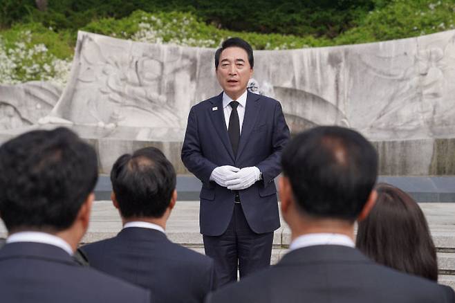 박수현 더불어민주당 충남도지사 예비후보가 7일 천안 독립기념관 '추모의 자리'를 찾아 참배했다. [사진=박수현 캠프 제공]