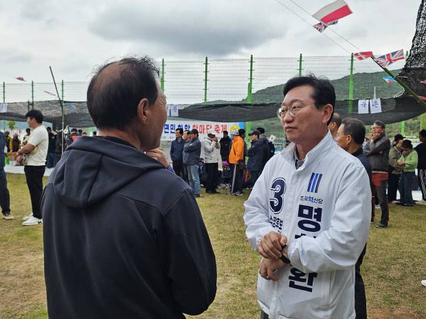 명창환 조국혁신당 여수시장 예비후보가 지역민의 이야기를 경청하고 있다
