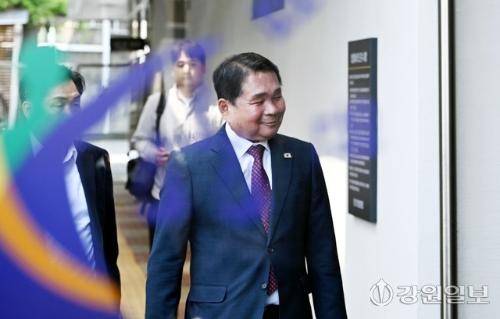 불법선거운동과 뇌물수수 등의 혐의로 1심에서 당선무효형을 선고받은 신경호 강원특별자치도교육감에 대한 2심 결심공판이 6일 춘천지방법원에서 열려 신 교육감이 법정에 출석하고 있다. 임도혁기자