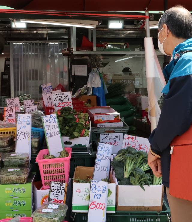 지난달 소비자물가가 1년 9개월 만에 가장 큰 폭으로 뛰었다. 석유류가 20% 넘게 오르는 등 중동 전쟁에 따른 국제유가 상승이 물가에 본격적으로 영향을 미치는 모습이다. 정부는 석유 최고가격제와 유류세 인하로 전체 물가 상승률을 1.2%포인트(p) 끌어내린 것으로 추정했다. 농축수산물이 하락하며