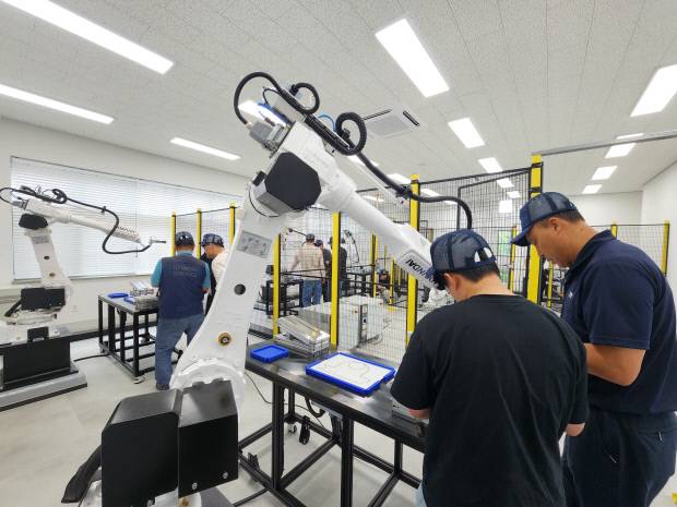 대구가톨릭대학 로봇교육센터에서 재직자 교육이 진행되고 있다. 경북도 제공