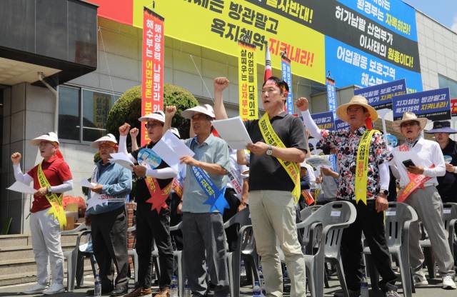 수협중앙회 해상풍력 대책위원회 산하 경남권역대책위는 2024년 8월 통영시 동호항 멸치권현망수협 물양장에서 어민 300여 명이 함께한 가운데 ‘욕지 해상풍력 건설 결사반대 총궐기 대회’를 열었다. 부산일보DB