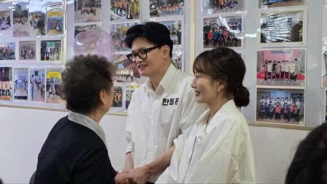 한동훈 부산 북구갑 무소속 후보가 7일 아내 진은정 변호사와 함께 부산 북구의 한 경로당 행사에 참석했다. 한동훈 페이스북