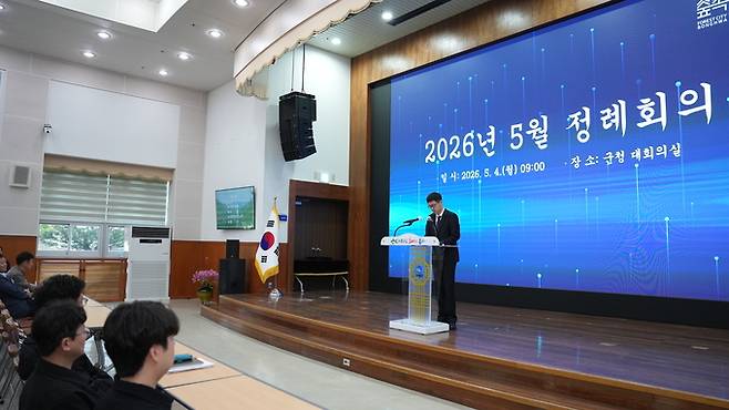 ▲ 지난달 17일부터 봉화군에서 연중인 동천시 동가하 순환경제산업단지 관리위원회 투자유치국 부국장 양자치(YANG JIAQI)씨가 5월 4일 직원조회에서 인사말을 하고 있다.봉화군 제공