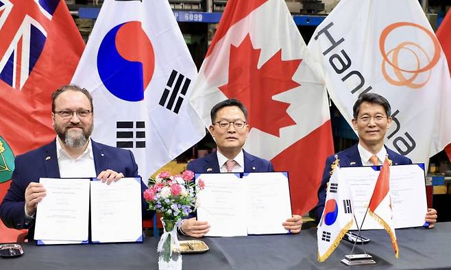 손재일 한화에어로스페이스 대표이사(가운데)가 지난달 29일 캐나다 온타리오주에서 캐나다자동차부품제조협회, 한화오션과 '군용 차량 및 특수목적 산업차량 생산을 위한 합작법인 설립 양해각서'를 체결한 후 참석자들과 기념 촬영하고 있다. / 사진=한화에어로