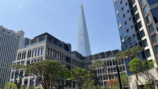 '잠실르엘' 아파트 상가 너머로 보이는 롯데월드타워는 잠실 중심 입지라는 상징성을 더욱 부각시킨다./성채리 인턴기자