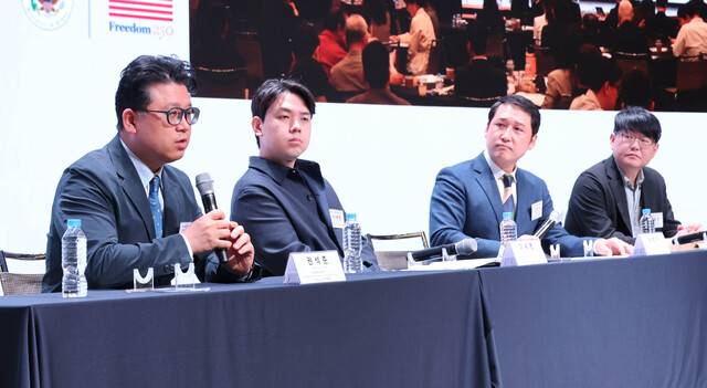 7일 대한상의와 한미협회가 개최한 ‘제6회 한미 산업협력 컨퍼런스’에서 패널들이 ‘한미일 AI 벤처 생태계 및 AI 인프라 협력 방안’이라는 주제로 토론을 하고 있다. 왼쪽부터 권석준 성균관대학교 화학공학부 교수, 이세영 생성AI스타트업협회 협회장(뤼튼테크놀로지스 대표), 김광석 한국경제산업연구원 경제연구실장, 안홍준 한국인공지능·소프트웨어산업협회 AI산업본부장. 대한상의 제공
