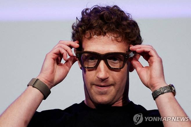▲마크 저커버그 메타 최고경영자(CEO)가 지난해 9월 17일(현지시간) 미국 캘리포니아주 멘로파크 본사에서 열린 '메타 커넥트' 행사에서 자사 '스마트 글라스'를 착용하고 있다. 연합뉴스.