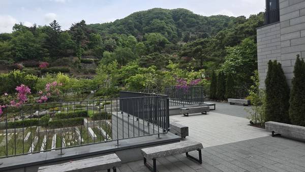아너스톤 주변의 산책길로 나갈 수 있는 테라스. 사진=최진홍 기자