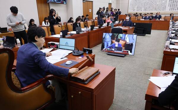 서영교 위원장이 6일 국회에서 열린 법제사법위원회 전체회의에서 의사봉을 두드리고 있다. 여야는 이날도 '윤석열 정권 조작기소 특검법안' 내용을 놓고 충돌했다. 2026.5.6 연합뉴스