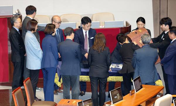 7일 국회에서 열린 5월 임시국회 제1차 본회의에서 감표 위원들이 대한민국 헌법 개정안에 투표한 의원 명패를 세고 있다. 이날 헌법 개정안은 국민의힘의 불참으로 '투표 불성립'이 선언됐다. 2026.5.7. 연합뉴스