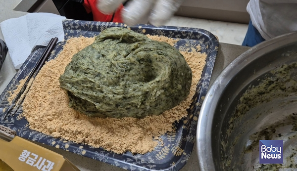 떡 하는 걸 좋아하는 엄마. 이유는 하나다. 애들이 잘 먹으니까. ⓒ최은경