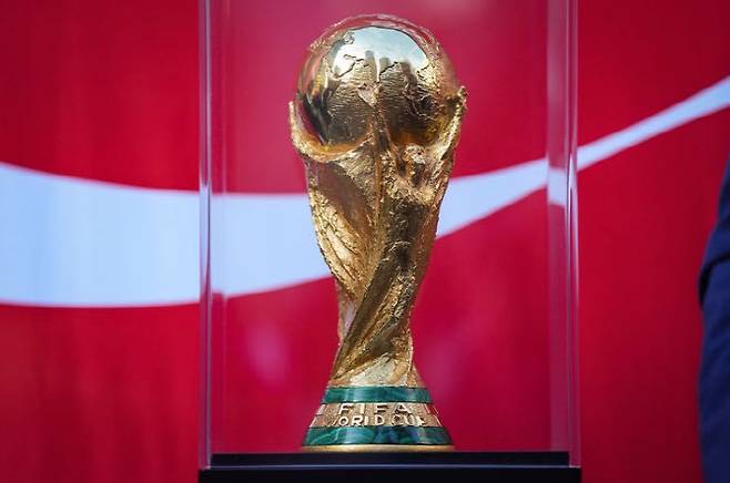 지난 4월 10일(현지시각) 캐나다 밴쿠버에서 열린 '2026 FIFA 월드컵 트로피 투어' 행사에서 월드컵 우승 트로피가 전시되어 있다.(사진=AP/뉴시스)