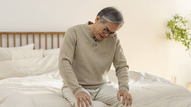 많은 골관절염 환자들이 수면장애를 함께 겪고 있다는 연구 결과가 나왔다 | 출처: 클립아트코리아